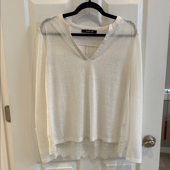 Vici—Sugarlips White V-Neck Relaxed Blouse - Picture 6 of 7